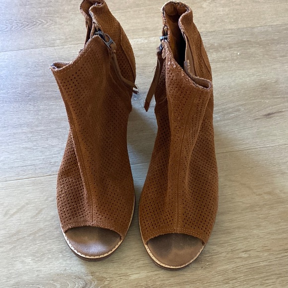 TOMS Majorca Peep Toe Bootie Women's Toe Open Shoes, Tan Suede Embossed - Picture 3 of 10